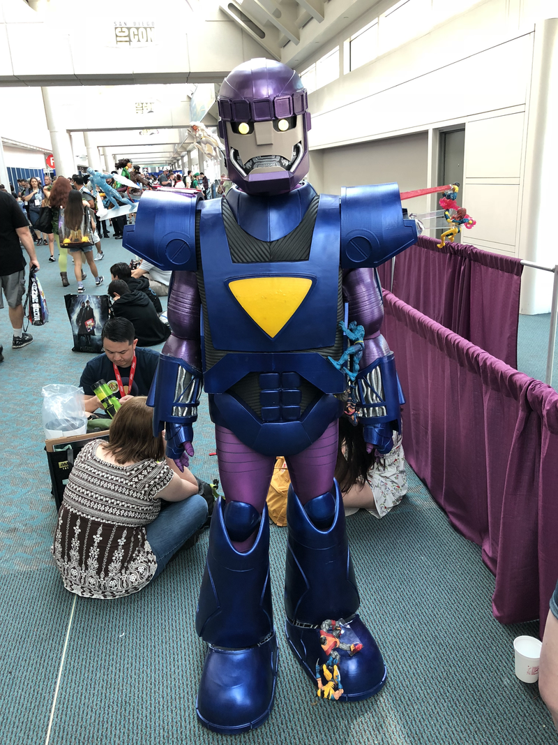 This Sentinel is amazing, right down to the lil’ X-Men all over it!